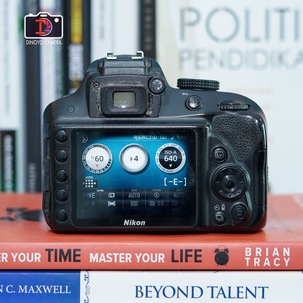 Nikon D3300 + kit 18 55mm kondisi second baik