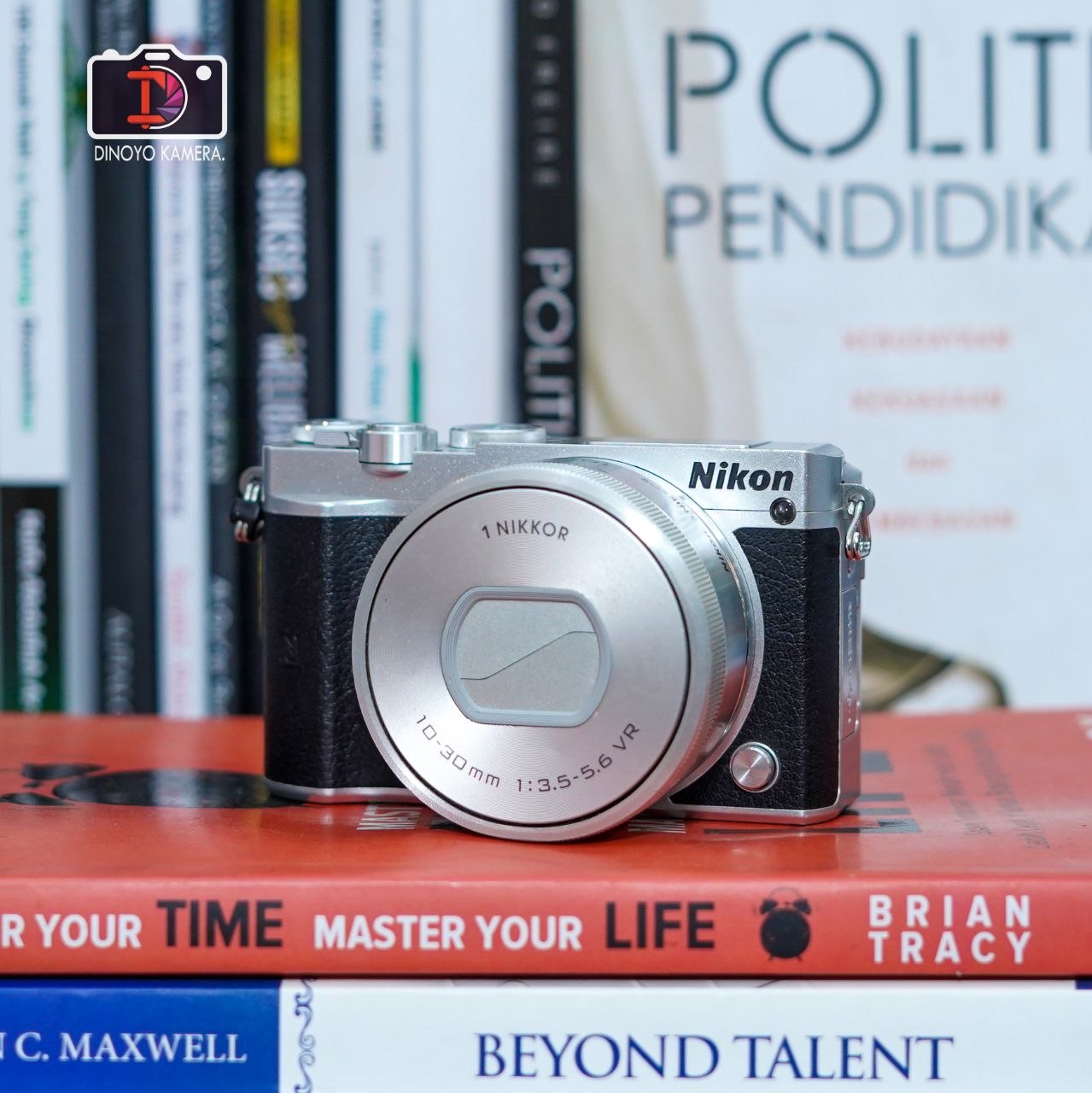 Mirorrless Nikon 1 j5 + kit 10 30mm silver Kondisi baik